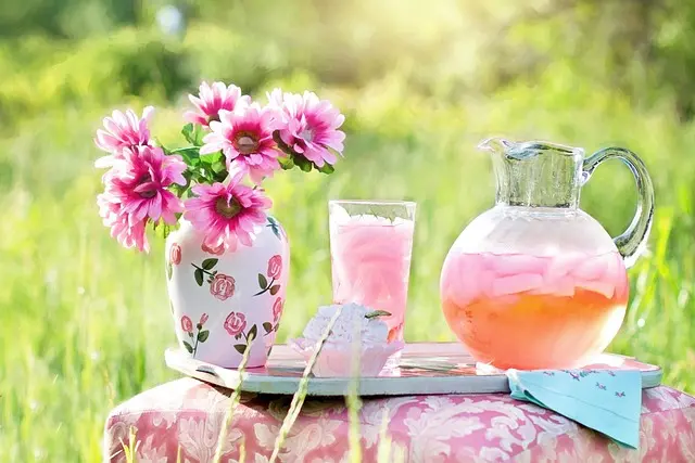 How to Make Pink Lemonade: A Sweet & Refreshing