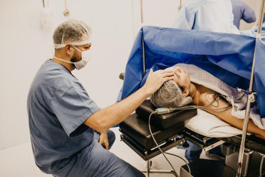 Headphones During Surgery May Cut Post-Op Vomiting