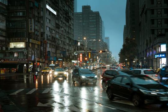 Three Hundred Driverless Cabs, No Steering Wheels: Tesla's Austin Bet