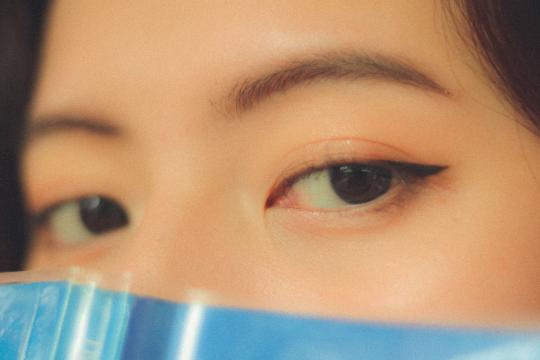 Tired Girl Makeup: The Undone Anti-Aesthetic of Fall