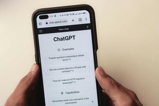 Claude AI Surges Past ChatGPT: How Anthropic Just Became the #1 App