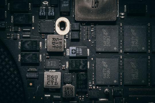 Qualcomm's Snapdragon 8 Elite Gen 6 Brings Desktop AI to Phones