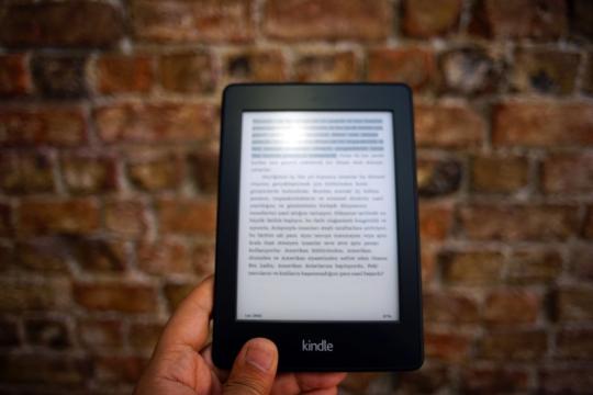 The Honor Life S3 Is an E-Ink Reader That Snaps to Your Phone