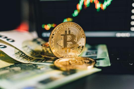Bitcoin Price Slides as Rate Fears and Costly Oil Rattle Crypto