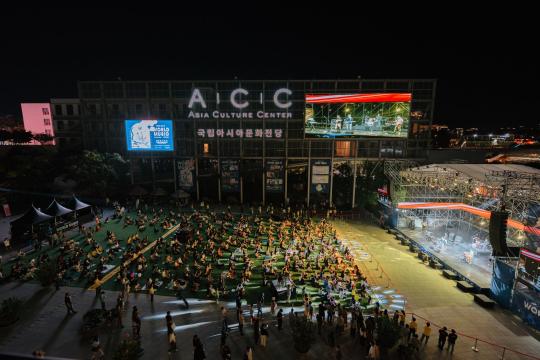 Busan Festival Closes With Record Crowds and a Political Storm