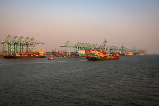 China Exports Surge to a Record Pace, Eyeing $1T Surplus