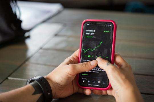 Should Gen Z Buy the Dip? Experts Warn Against Market Timing