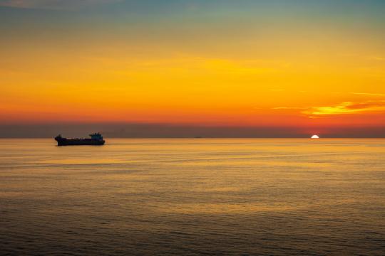 Oil Prices Whipsaw as US-Iran Diplomacy Hopes Meet Hormuz Risks
