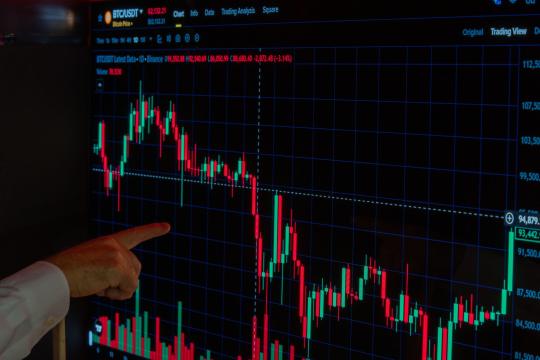 Bitcoin ETF Inflows Hit $2.39B While BTC Slipped Below $84K