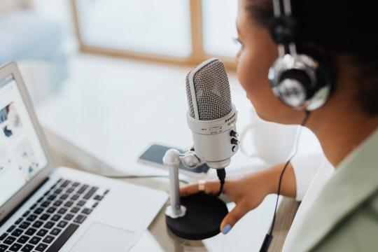 PodcastsToText Launches an AI Podcast Studio for Transcripts