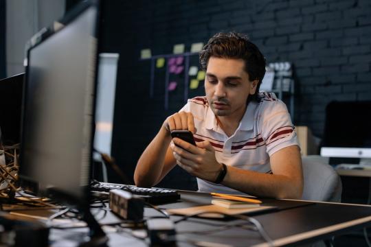 AI Job Fear Makes Workers Slack Off, Study Finds