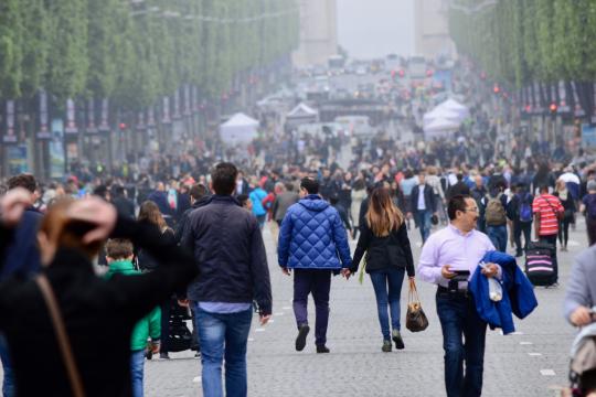 Pope Leo rallies hundreds of thousands in Paris and warns on AI