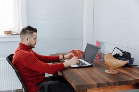 AI Side Hustles Are Out-Earning the Old Grind, New Data Shows