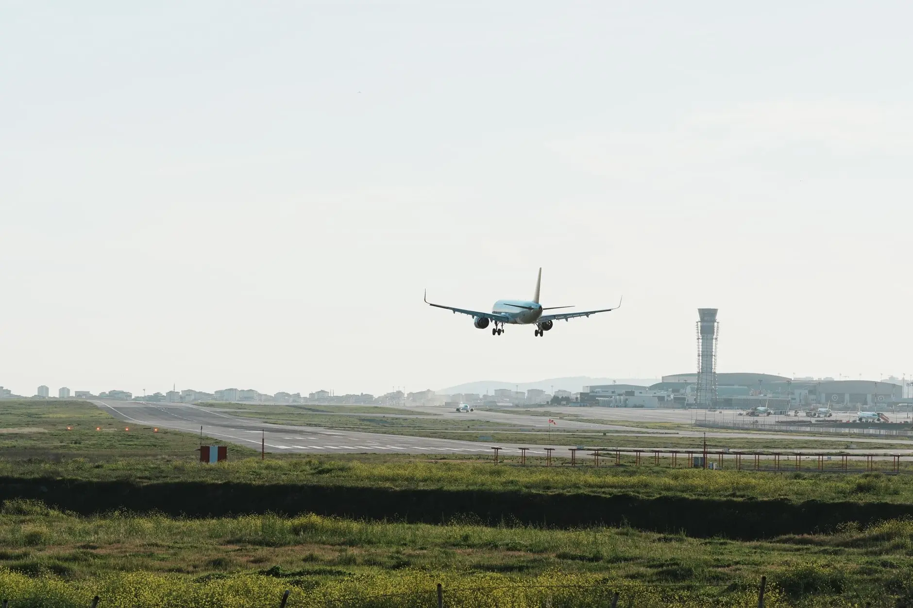 Air Traffic Controller Shortage: Why Your Next Flight Might Be Late