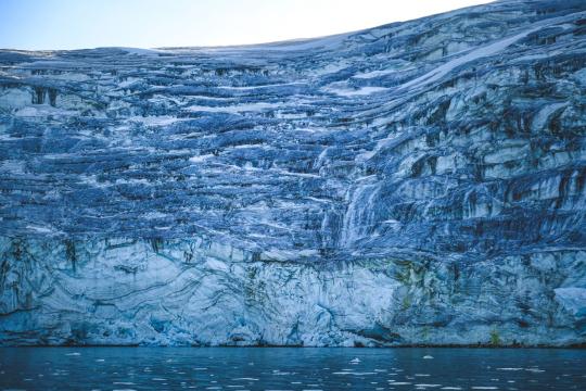 Study: ice cliff collapse runs fast, then stalls out