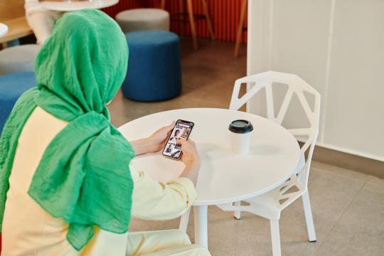 This Dating App Wants You to Read Before You Swipe