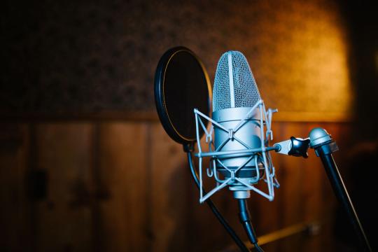 The Apple Huxe Deal Is Bringing AI Podcasts to Your Feed