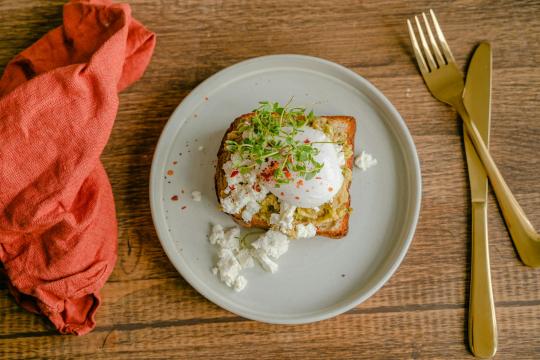 Avocado Toast with Poached Eggs: A Brunch Essential