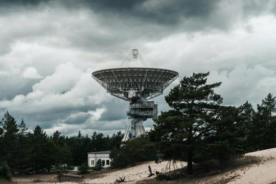 Rare Triple-Double Radio Galaxy Found 7.5 Billion Light-Years Away