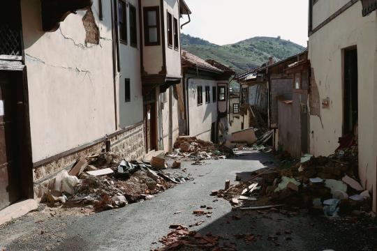 Gracie Bon earthquake photos spark backlash in Panama