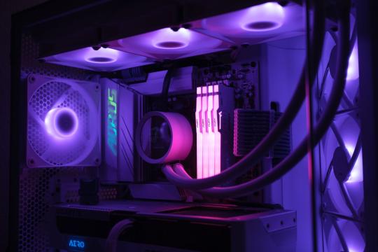 Honor Built a Gaming Phone With a Fan Inside the Case