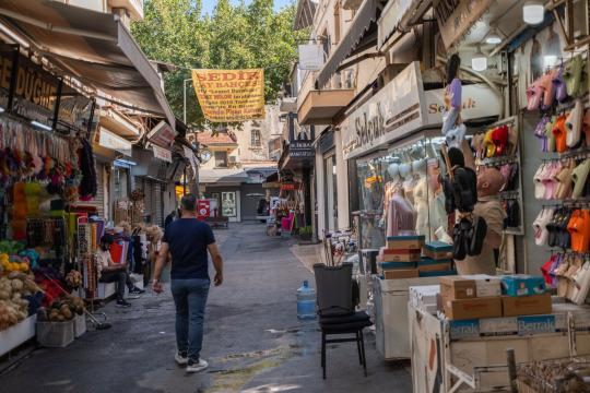 Iran Rial Collapse Sparks Unrest Fears as Inflation Hits 70%